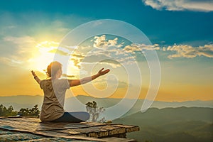 Saludable una mujer estilo de vida equilibrado ejercicio pensar a energía afuera sobre el puente en manana montana naturaleza 