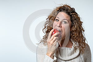 Healthy young woman enjoying a fresh Apple