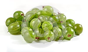 Mucchio da fresco verde uva spina da vicino sul bianco 