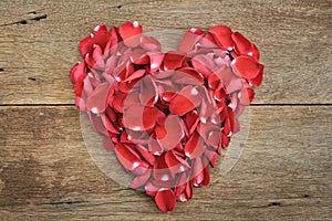 Corazón de rosa roja entradas sobre el de madera. Día de San Valentín aniversario 