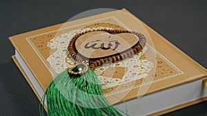 Cuore Viso un un libro da Corano rosario coralli 