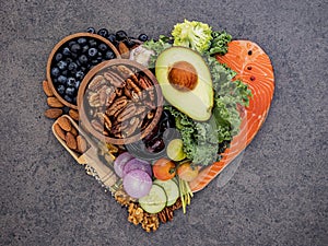 Corazón Rostro de bajo carbohidratos. composición saludable tienda de comestibles elección sobre el oscuro piedra. equilibrado 