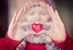 Corazón Rostro en una mujer manos 