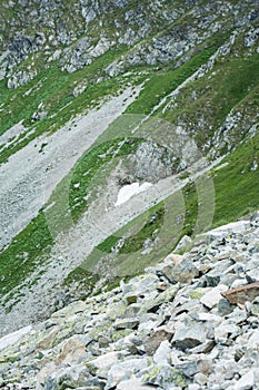 Srdcový sneh v sutinách v Roháčoch Západné Tatry na Slovensku