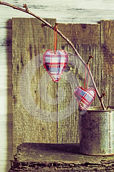 Hearts hanging twig tin box