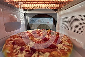 Heating pizza in a microwave oven
