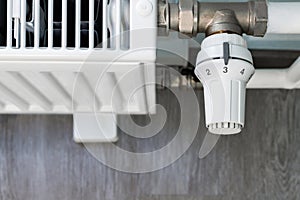 Heating radiator with temperature control knob