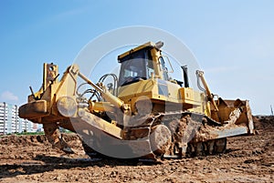 Heavy bulldozer with ripper