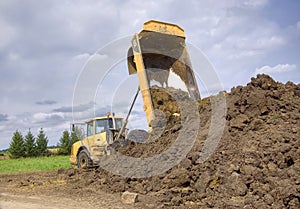 Heavy duty dump truck