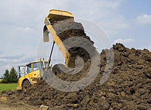 Heavy duty dump truck