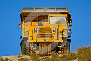 Heavy duty dump truck