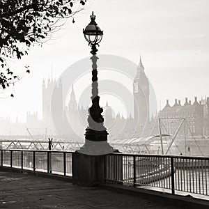 Heavy fog hits London