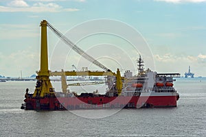 Heavy lift derrick and pipelay combination vessel.