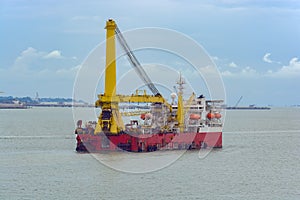 Heavy lift derrick and pipelay combination vessel.