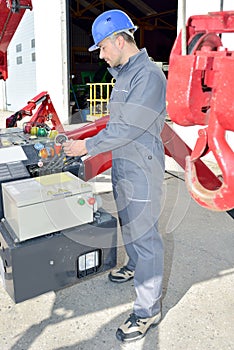 Heavy loading material operator