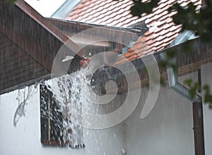 the heavy rain on the roof photo