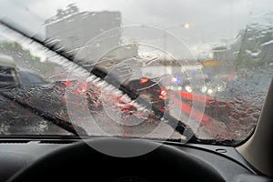 Heavy rain, visibility is difficult. Turn on the wiper to help solve the problem. So that you can see the front. The problem is
