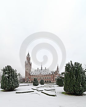 Pesado la nieve sobre el jardín de paz palacio asiento de internacional la corte de justicia 