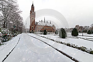 Pesante la neve sul pace palazzo posto a sedere da internazionale la corte da giustizia principale giudiziario l'organo da unito nazioni 