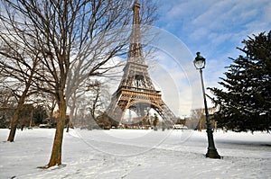 Heavy snowfall in Paris photo