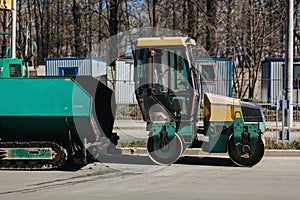 Heavy vibratory roller compactor