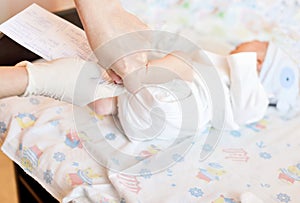 Tacón inyección de bebé recién nacido 