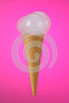 helado de cucurucho con ponpas blancas en fondo fucsia photo