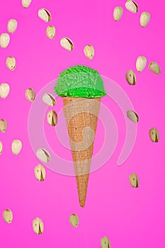 helado de pistacho flotante con pistachos sobre fondo fucsia photo