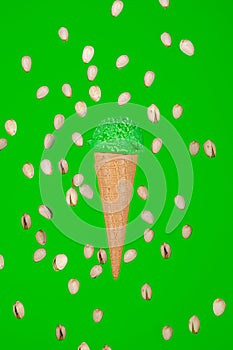 helado de pistacho flotante con pistachos sobre fondo verde