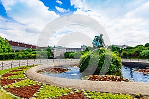 Heldenplatz park and fountain