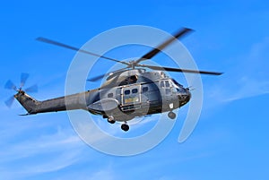 Helicóptero contra cielo azul 