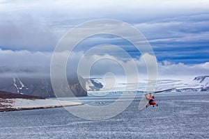 Hubschrauber bringt wissenschaftler a extrem touristen auf der grausam Polar- inseln 