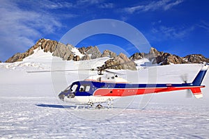 Helicóptero sobre el glaciar en nuevo 