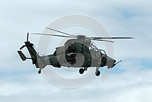 Helicóptero militar 