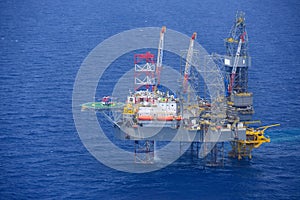 Helicopter pick up passenger on the offshore oil rig.