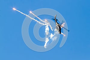 Vrtulník vypouští světlice na airshow