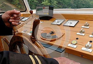 A helm in the captainÃÂ´s hands