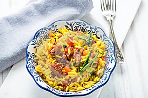 Helthy orzo pasta and rosted tomatos meal