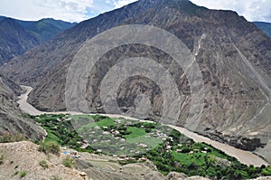 The Hengduan Mountains Tibet Zuogong County, of great momentum from the village through Nu River.