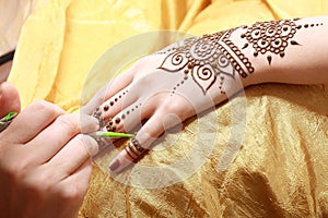 Henna applying
