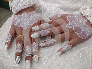 henna is a hand-painted art that makes the bride beautify