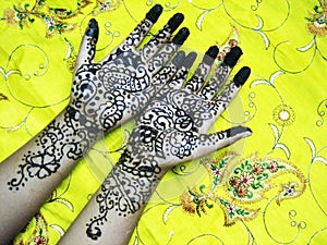 Henna hands