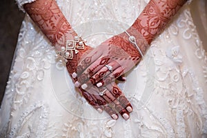 Henna hands cloe up anf indian bride