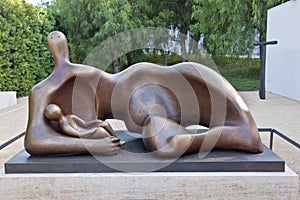 Henry Moore, Draped reclining Mother and Baby, 1983, Getty Center, Los Angeles, California, USA