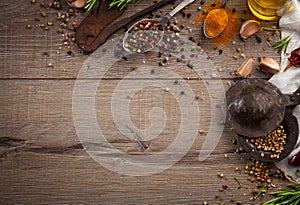 Erbe aromatiche un pepe sul legna tavolo 