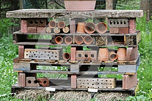 The pots and odds & ends are stacked on this platform.