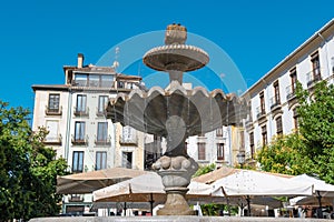 Hermosa fuente de piedra en la plaza nueva de Granada, EspaÃÆÃÂ±a photo
