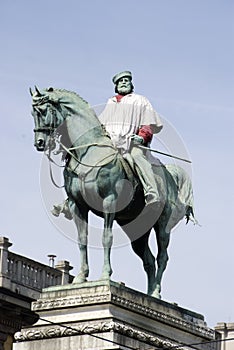 Hero statue photo