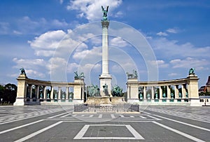 Eroi la piazza cittadina 