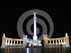 Héroes plaza de la ciudad por la noche Hungría 